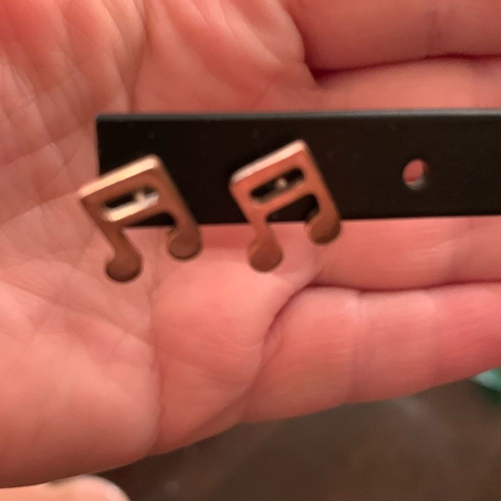 Small music note stud earrings